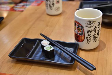 Shenzhen, Çin - 18 Haziran 2024: Shenzhen şehrinin Nanshan ilçesinde suşi ve ramen sunan Japon restoranı.