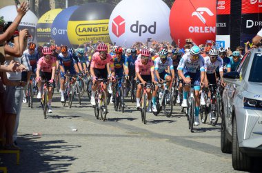 Wroclaw, Polonya - 12 Ağustos 2024. Pologne Bisiklet Turu, Polonya 'nın en ünlü bisiklet yarışı. İlk aşama, Wroclaw şehrinden başla.. 