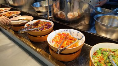 Çin, Kanton, farklı Asya yemekleri. Guangzhou 'da self-servis restoranı sıcak yemekler sunuyor..