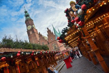 Wroclaw, Polonya - 18 Aralık 2024: Noel Fuarı sırasında pazar yerinde Noel süsleri.