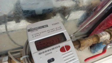 Wroclaw, Polska -  24.07.2024: Mieszkanie w bloku, licznik ogrzewania CO mieszkania.