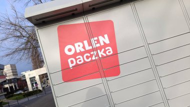 Wroclaw, Polska -  20.12.2024: skrytki do odbioru paczek. Kurier Orlen Paczka.