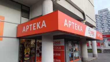 Wroclaw, Polska -  20.12.2024: Apteka DOZ w okolicy Placu Grunwaldzkiego.
