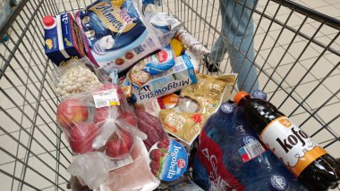 Wroclaw, Polska -  19.09.2024: zakupy w hipermarkecie. Wozek z roznymi produktami spozywczymi.