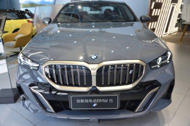 Çin, Shenzhen - 4 Temmuz 2024: Çin 'de BMW elektrikli arabalar. Futian bölgesinde, kuaförde yeni arabalar.