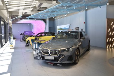 Çin, Shenzhen - 4 Temmuz 2024: Çin 'de BMW elektrikli arabalar. Futian bölgesinde, kuaförde yeni arabalar.