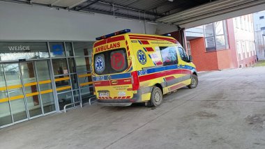 Wroclaw, Polska - 24.01.2025: Szpital im. Gromkowskiego przy ulicy Koszarowej biz Wroclawiu. Karetka prated wejsciem do szpitala.