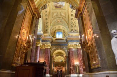 Budapeşte şehri, Macar başkenti. St. Stephen Bazilikası 'nın içi altın elementlerle zenginleştirilmiş..