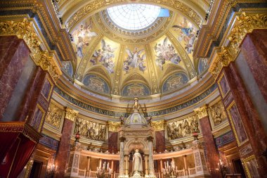 Budapeşte şehri, Macar başkenti. St. Stephen Bazilikası 'nın içi altın elementlerle zenginleştirilmiş..