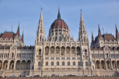 Budapeşte şehri, Macar başkenti - Macar Parlamento Binası 'nın ön cephesi, kuleleri ve kubbesi.