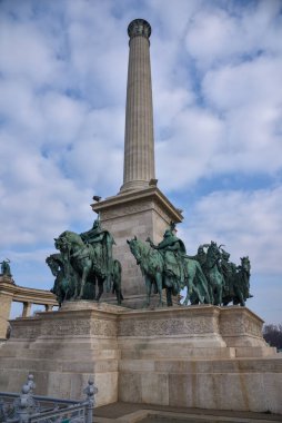 Budapeşte şehri, Macar başkenti - Heroes Meydanı 'ndaki sütun ve heykeller.