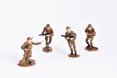 El yapımı plastik oyuncak, birleştirilmiş, yapıştırılmış ve boyanmış. Modern Amerikan piyadesi.