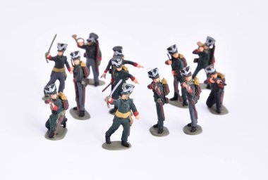 El yapımı plastik oyuncak, birleştirilmiş, yapıştırılmış ve boyanmış. Tarihi Avusturyalı Jager piyadesi, silahlı askerler.