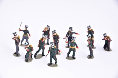 El yapımı plastik oyuncak, birleştirilmiş, yapıştırılmış ve boyanmış. Tarihi Avusturyalı Jager piyadesi, silahlı askerler.