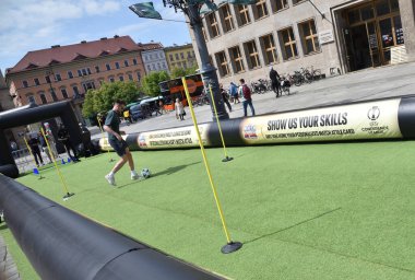 Wroclaw, Polonya - 27 Mayıs 2025: Wroclaw, Polonya Konferans Ligi Finalleri. Pazar Meydanı 'nda hayran alanı. 