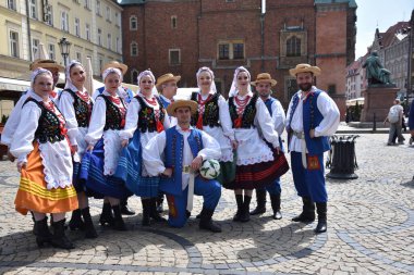 Wroclaw, Polonya - 27 Mayıs 2025: Wroclaw, Polonya Konferans Ligi Finalleri. Pazar Meydanı 'ndaki hayran bölgesi. Temsilciler Alt Silezya Şarkı ve Dans Topluluğu