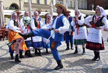 Wroclaw, Polonya - 27 Mayıs 2025: Wroclaw, Polonya Konferans Ligi Finalleri. Pazar Meydanı 'ndaki hayran bölgesi. Temsilciler Alt Silezya Şarkı ve Dans Topluluğu