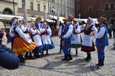 Wroclaw, Polonya - 27 Mayıs 2025: Wroclaw, Polonya Konferans Ligi Finalleri. Pazar Meydanı 'ndaki hayran bölgesi. Temsilciler Alt Silezya Şarkı ve Dans Topluluğu