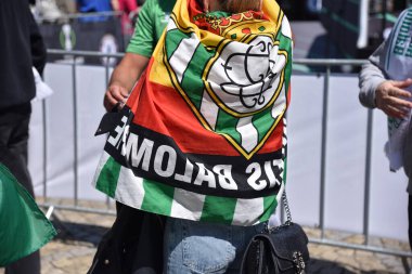 Wroclaw, Polonya - 27 Mayıs 2025: Wroclaw, Polonya Konferans Ligi Finalleri. Pazar Meydanı 'ndaki hayran bölgesi. Gerçek Betis şalı..