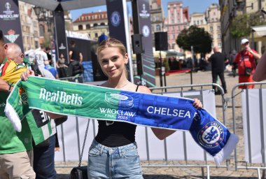 Wroclaw, Polonya - 27 Mayıs 2025: Wroclaw, Polonya Konferans Ligi Finalleri. Pazar Meydanı 'ndaki hayran bölgesi. Etkinlik eşarplı Polonyalı kız.