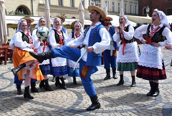 Wroclaw, Polonya - 27 Mayıs 2025: Wroclaw, Polonya Konferans Ligi Finalleri. Pazar Meydanı 'ndaki hayran bölgesi. Temsilciler Alt Silezya Şarkı ve Dans Topluluğu
