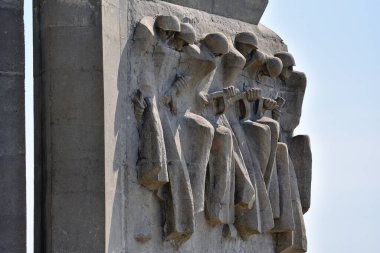 Wroclaw, Polonya - 12 Haziran 2025: Wroclaw, Oporow Hill 'deki Polonya Askerleri Mezarlığı. İkinci Dünya Savaşı kurbanlarına adanmış bir anıt..
