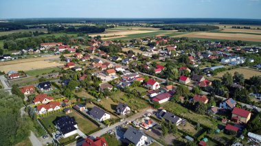 Genel manzara, Polonya 'da evler ve bahçeler. Wroclaw şehri yakınlarındaki Bielawa köyü.