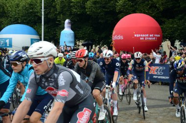 Wroclaw, Polonya - 4 Ağustos 2025: Tour de Pologne. Wroclaw 'dan Legnica' ya ilk aşama. Wroclaw 'daki Centennial Hall' dan resmi başlangıç.