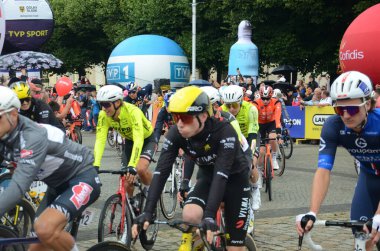 Wroclaw, Polonya - 4 Ağustos 2025: Tour de Pologne. Wroclaw 'dan Legnica' ya ilk aşama. Wroclaw 'daki Centennial Hall' dan resmi başlangıç.