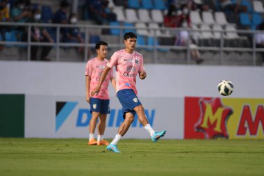 CHONBURI, THAILAND - 24 Mart 2022 Adisak Kraisorn # 9 Tayland dostluk maçı sırasında Chonburi Stadyumu 'nda Nepal' e karşı  