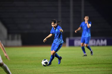 BURIRAM, THAILAND - 10 Mart 2023: Praewa Nudnabee # 8 Tayland Oyuncusu, Tayland 'ın Buriram şehrinde Tayland' a karşı Tayland 'da Tayland' a karşı 20 kadın kupasında eylem halinde.