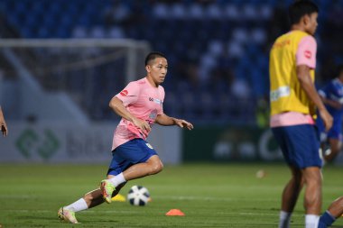 CHONBURI, THAILAND - 24 Mart 2022: Patompon Charoenrattanapirom # 22 Tayland dostluk maçı sırasında Chonburi Stadyumu 'nda Nepal' e karşı