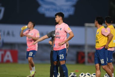 CHONBURI, THAILAND - 24 Mart 2022: Thanaboon Kaesarat # 25 Tayland dostluk maçı sırasında Chonburi Stadyumu 'nda Nepal' e karşı  