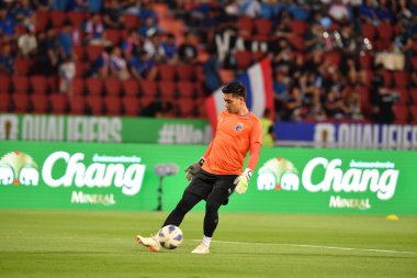 BANGKOK, THAILAND - 16. NOVEMBER, 2023: Tayland patomattakul Dünya Kupası sırasında Tayland 'daki Rajamangkala Stadyumu' nda Çin 'e karşı mücadele eden Kampol patomattakul oyuncusu