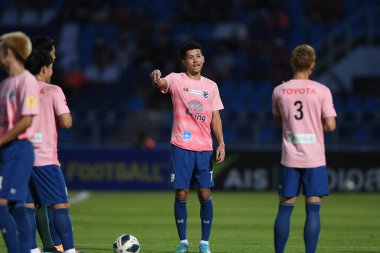 CHONBURI, THAILAND - 24 Mart 2022: Tayland ile Chonburi Stadyumu 'ndaki Nepal maçı sırasında Tayland' ın 11 numaralı Bordin Phala oyuncusu