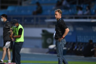 CHONBURI, THAILAND - 24 Mart 2022: Tayland ile Chonburi Stadyumu 'ndaki Nepal maçında Mano Poking baş antrenörü  