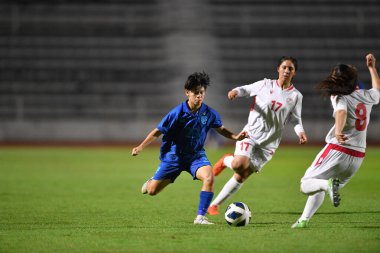 BURIRAM, THAILAND - 10 Mart 2023: Ruttawalin Intabumrung # 23 Tayland Oyuncusu, Tayland 'ın Buriram şehrinde Tayland karşısında Tacikistan' a karşı düzenlenen AFC U-20 Kadınlar Kupası sırasında eylem halindedir.