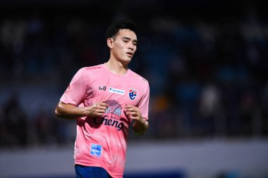 CHONBURI, THAILAND - 24 Mart 2022 Tayland 'da Chonburi Stadyumu' nda Nepal 'e karşı oynanan müsabaka sırasında 24 numaralı Chalermsak Akkee oyuncusu