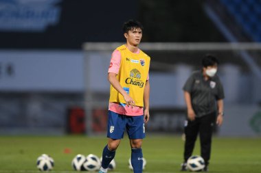 CHONBURI, THAILAND - 24 Mart 2022: Chaowat Weerachart # 6 Tayland dostluk maçı sırasında Chonburi Stadyumu 'nda Nepal' e karşı  