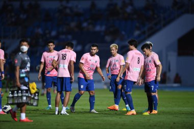 CHONBURI, THAILAND - 24 Mart 2022: Tayland ile Chonburi Stadyumu arasındaki dostluk maçı sırasında Tayland 'ın oyuncusu  