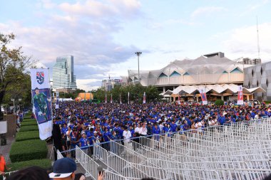 BANGKOK, THAILAND - 16th NOVEMBER, 2023: Tayland Dünya Kupası sırasında Tayland ile Tayland 'daki rajamangkala Stadyumu' nda Çin 'e karşı yapılan turnuvada destekleyici.