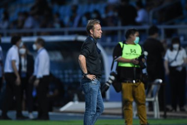 CHONBURI, THAILAND - 24 Mart 2022: Tayland ile Chonburi Stadyumu 'ndaki Nepal maçında Mano Poking baş antrenörü 