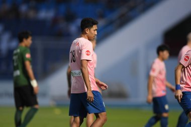 CHONBURI, THAILAND - 24 Mart 2022 Weerathep Pomphun # 18 Tayland dostluk maçı sırasında Chonburi Stadyumu 'nda Nepal' e karşı  