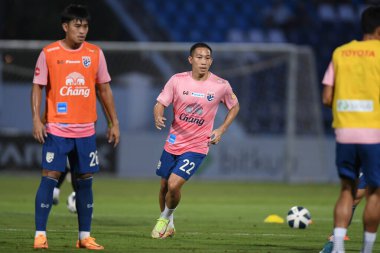 CHONBURI, THAILAND - 24 Mart 2022: Patompon Charoenrattanapirom # 22 Tayland dostluk maçı sırasında Chonburi Stadyumu 'nda Nepal' e karşı  