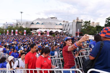 BANGKOK, THAILAND - 16th NOVEMBER, 2023: Tayland Dünya Kupası sırasında Tayland ile Tayland 'daki rajamangkala Stadyumu' nda Çin 'e karşı yapılan turnuvada destekleyici.