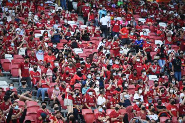 KALLANG, SINGAPORE - 15 Temmuz 2022: Ulusal stadyumdaki kristal saraya karşı sezon öncesi Liverpool 'un tanımlanamayan taraftarı