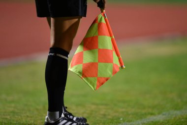 BURIRAM, THAILAND - 10 Mart 2023: Buriram City, Tayland 'da Tacikistan' a karşı yapılan AFC U-20 Kadın Asya Kupası sırasında Hakem Yardımcısı Bayrağı