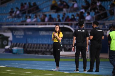 Chonburi-Tayland-24MAR2022: Tayland ile Chonburi Stadyumu arasındaki dostluk maçı sırasında Tayland 'ın Nuenpan lamsam teknik direktörü 