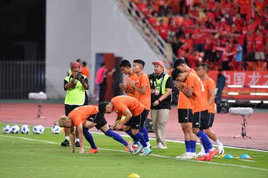 BANGKOK, THAILAND - 16 Kasım 2023: Tayland Dünya Kupası sırasında Çin ile rajamangkala Stadyumu arasında oynanan karşılaşmada Tayland 'ın oyuncusu 