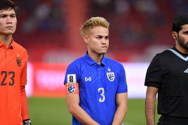 BANGKOK, THAILAND - 16. NOVEMBER, 2023: Tayland Dünya Kupası sırasında Tayland 'ın 3 numaralı oyuncusunun Tayland' daki Rajamangkala Stadyumu 'nda Çin' e karşı oynadığı maçta